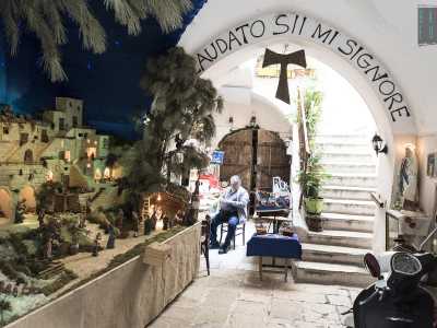 Lui lavora nell�atrio della palazzina in cui abita, dove tra un presepe da lui realizzato ed esposto tutto l�anno...